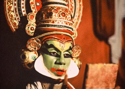 Danseur de Katakali se maquillant devant son miroir