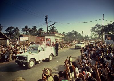 Le Pape Jean Paul II salue la foule à bord de la papamobile vitrée lors de l'unique voyage d'un Pape en Inde