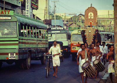 Scène de rue à Trichur. éléphants, bus, cyclistes, musiciens se côtoient pendant le festival.