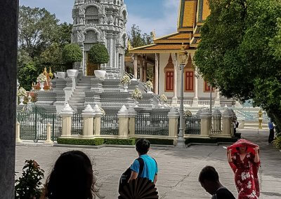 Personnages en ombre chinoise dans un temple à Phnom Penh