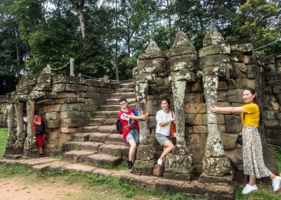Des touristes asiatiques prennent la pose à Angkor au Cambodge