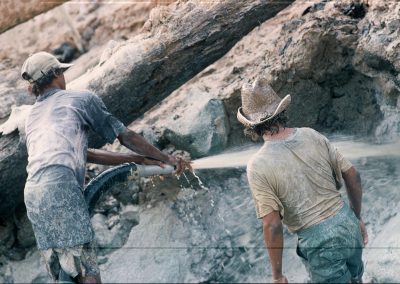 Un chercheur d'or au travail utilise sa lance à eau