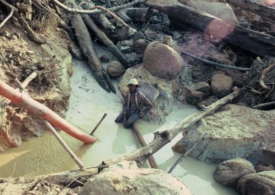 Un chercheur d'or au milieu d'un environnement dévasté