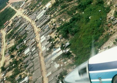 Vue aérienne de la rue principale de la petite ville de Creporizinho ainsi que de sa piste d'atterrissage