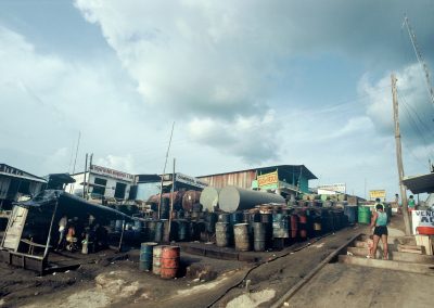 Les bidons d'huile et d'essence sont stockés au bord de la rivière