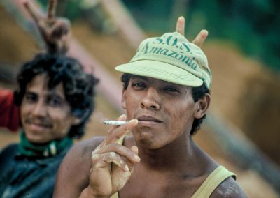 un jeune garimpero fume une cigarette