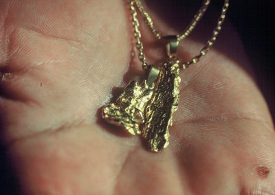 Pépite d'or brute transformée en collier