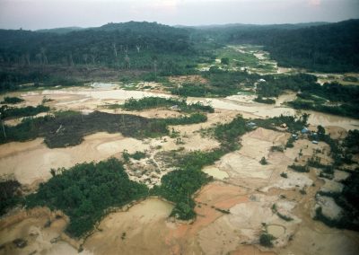 Vue aérienne d'une partie de l'Amazone, dévastée par les chercheurs d'or
