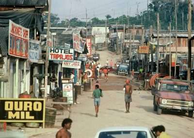 Vue de la rue principale de la petite ville de Crepurizinho
