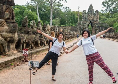 Deux jeunes femmes asiatiques se prennent en selfie à Angkor au Cambodge