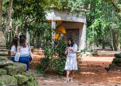 Une jeune femme gracieuse prend en photo ses amies à Angkor au Cambodge