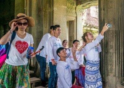 Un groupe de touristes se prennent en photo à Angkor au Cambodge